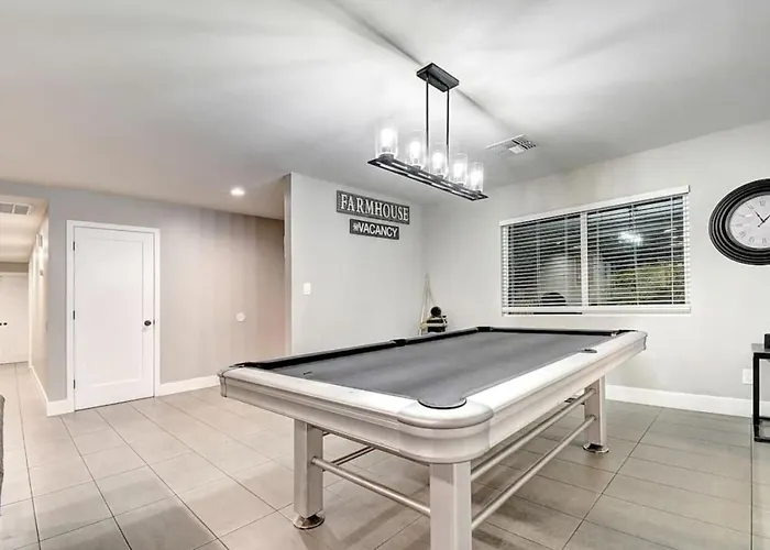 Holiday home 9 Large Bedrooms Basketball Court Hottub *