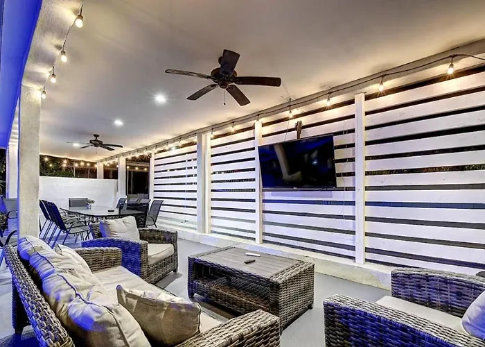 Holiday home 9 Large Bedrooms Basketball Court Hottub *