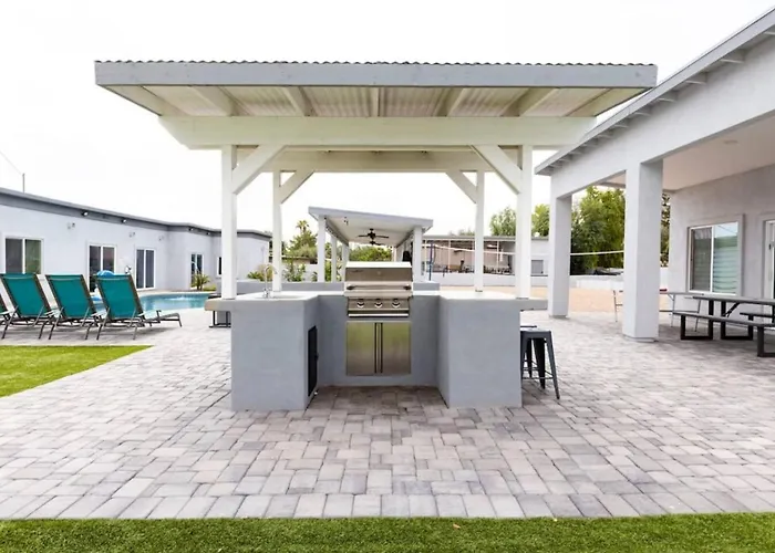 Holiday home 9 Large Bedrooms Basketball Court Hottub Phoenix