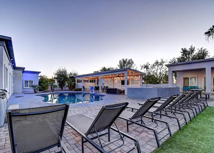 Holiday home 9 Large Bedrooms Basketball Court Hottub *