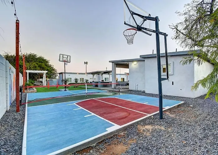 9 Large Bedrooms Basketball Court Hottub Holiday home